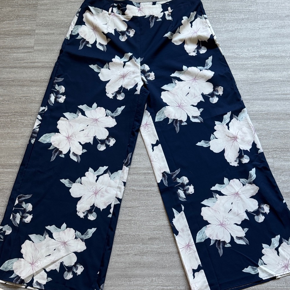 Floral print wide leg pants. Size XL (12)
